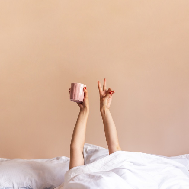 Chica desde cama Mujer durmiendo. Señala el hecho de que debes cambiarte antes de trabajar y no hacerlo en pijama.