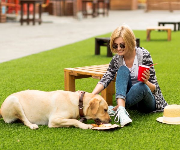 Chica con su perro en zona pet friendly del restaurante