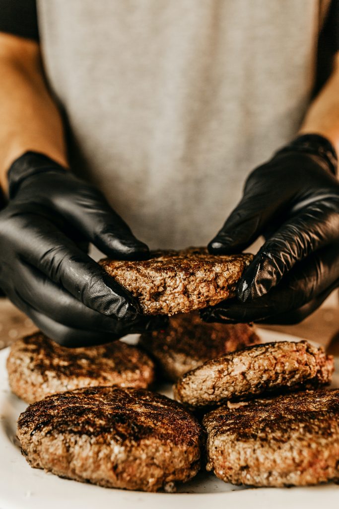 Preparación de comida Preparación de comida con guantes.