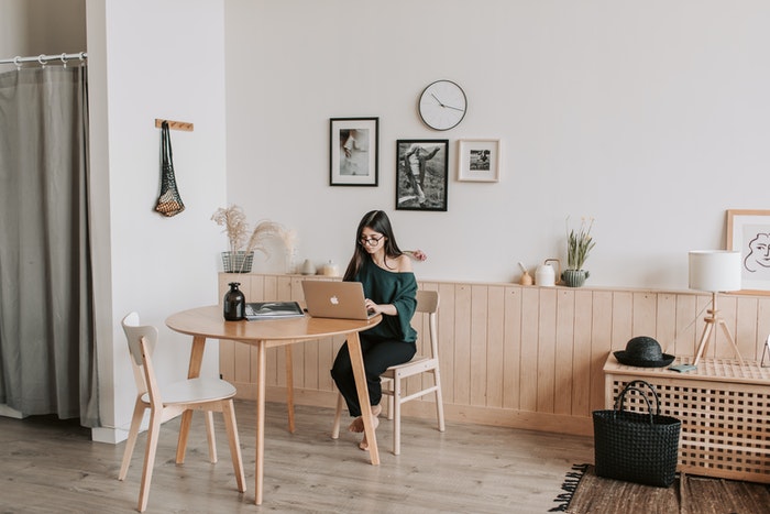 Chica trabajando desde casa