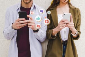 Personas adaptando sus fotos al tamaño imagen redes sociales correcto