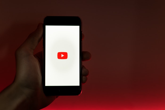 Iphone con logo de youtube 7 Consejos que te ayudarán a convertirte en un youtuber profesional, Paso 4: Usa el Youtube Trends