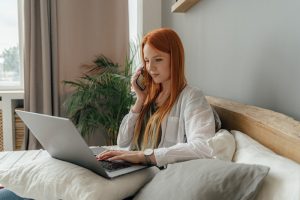 Mujer eligiendo su alojamiento web