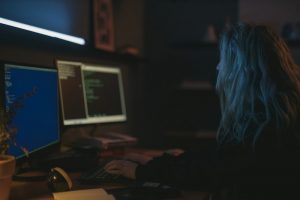 Mujer instalando WordPress en su ordenador