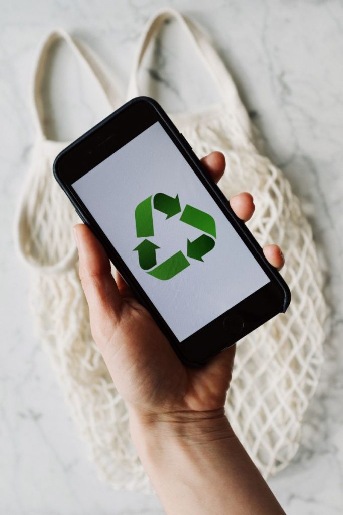 Smartphone de un millennial Smartphone de los millennials que apoya el movimiento ecológico