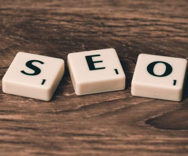 Palabra SEO en fichas sobre mesa de madera, posicionamiento web seo