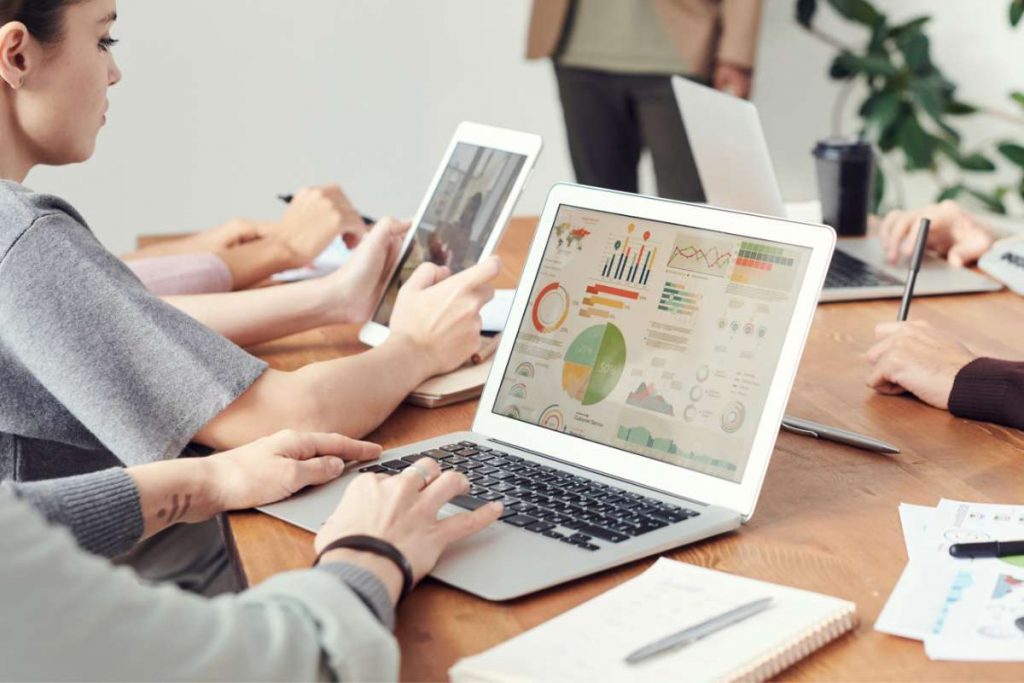 Uso de herramientas online Equipo de trabajo usando herramientas online