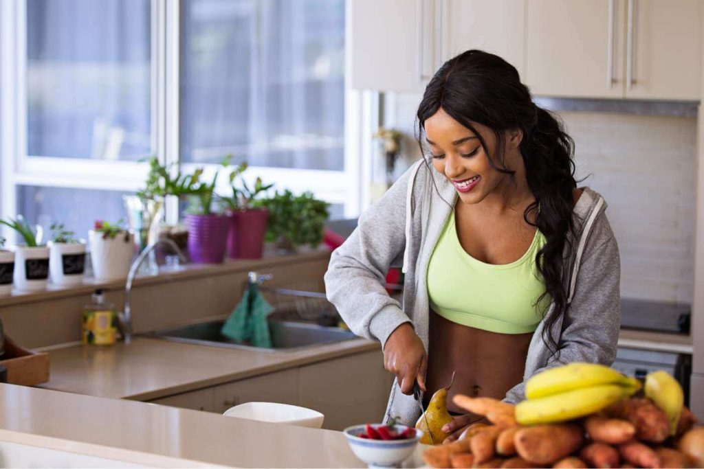 Chica fitness realizando desayuno Chica fitness realizando desayuno antes de hacer ejercicio
