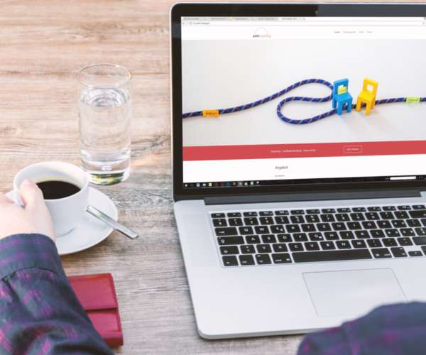 Café y laptop con search console en pantalla web