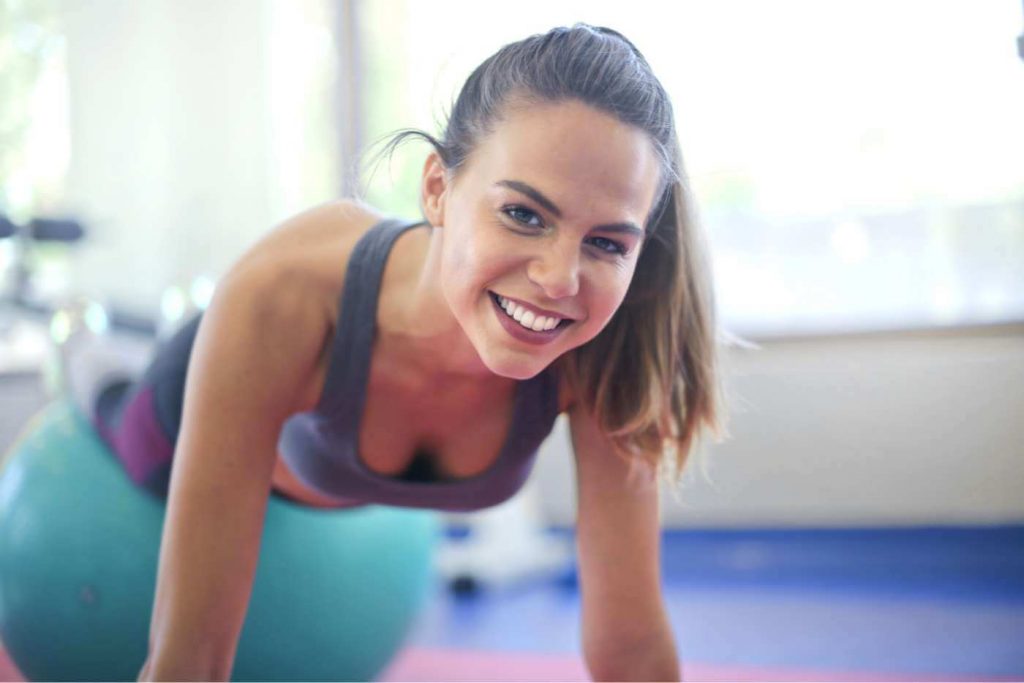 Chica ejercitándose Chica ejercitándose en un gimnasio, virtual gym