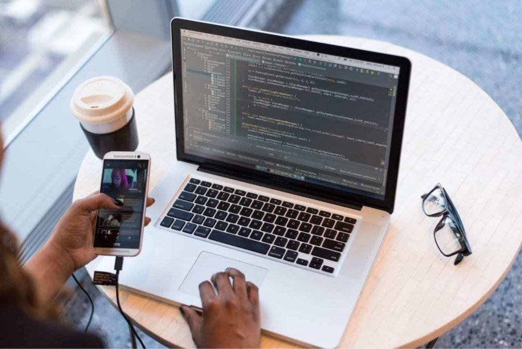 Laptop sobre una mesa con estructura de código