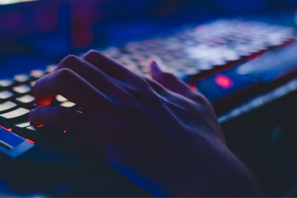 Persona escribiendo en teclado Persona escribiendo en teclado para evitar hackeos en tus redes sociales