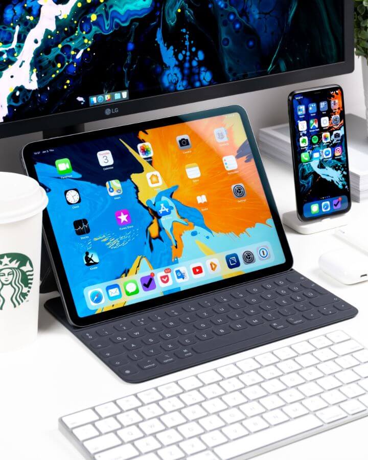 Dispositivos con apps Ordenador, tablets y móvil con apps de tecnología para la gestión en los negocios es global.
