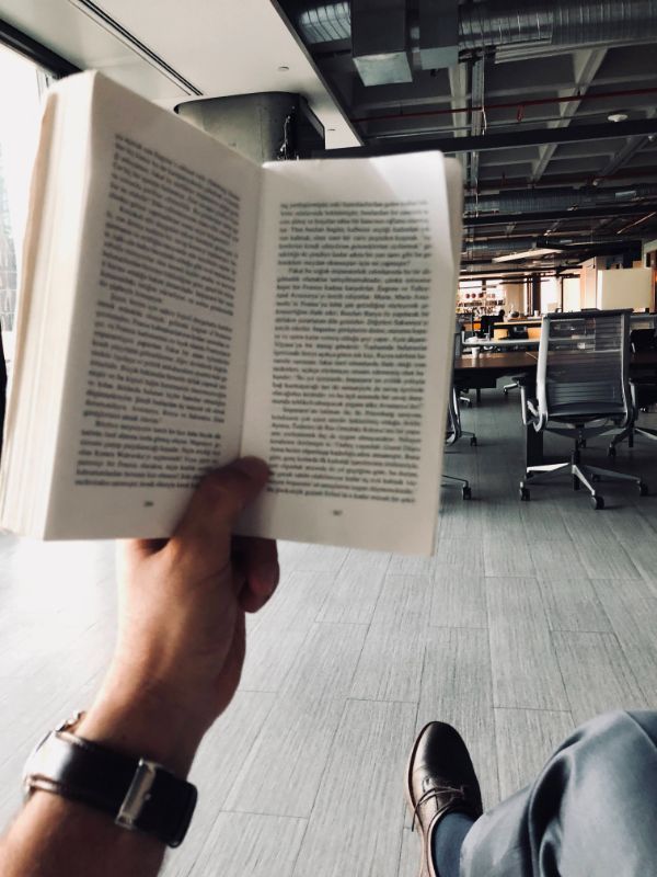 Lectura de un libro Lectura de un libro para la productividad empresarial