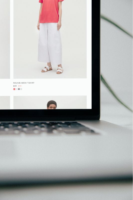 Ordnador con tienda e-commerce abierta, estrategias para vender online en esta temporada alta