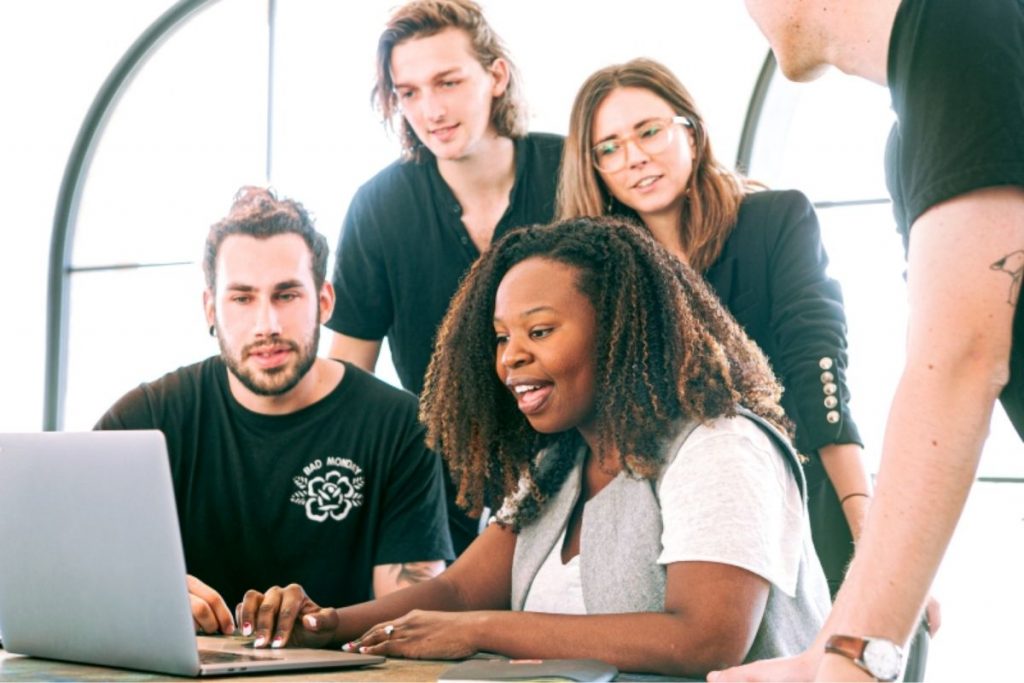 Grupo de trabajo Tendencias y servicios que impulsarán tu marca en 2025