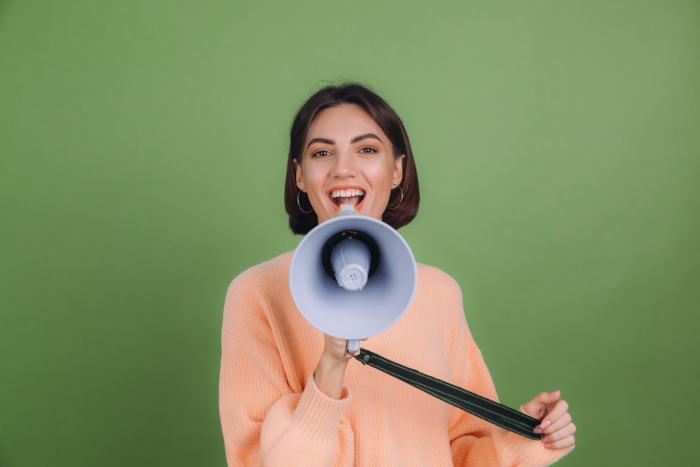 Chica con megáfono