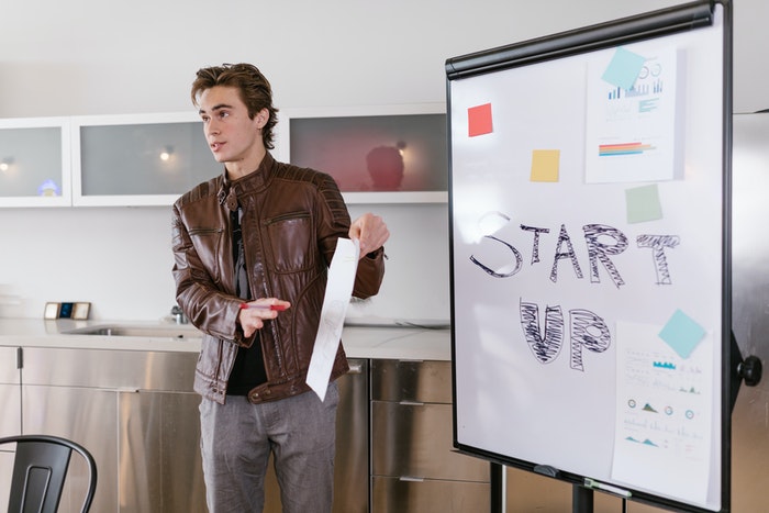 Chico trabajando en una agencia de comunicación