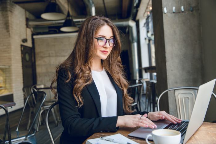 Chica trabajando en branding de una empresa