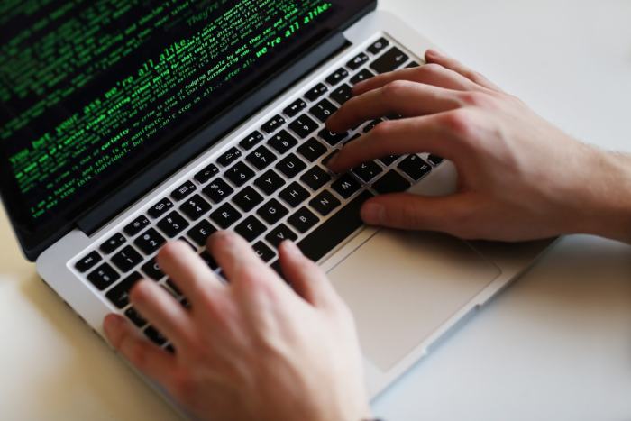 Laptop con datos personales, seguridad web