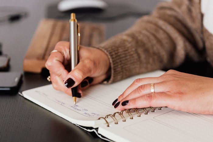 Chica escribiendo keywords para marketing content Chica escribiendo keywords para marketing content