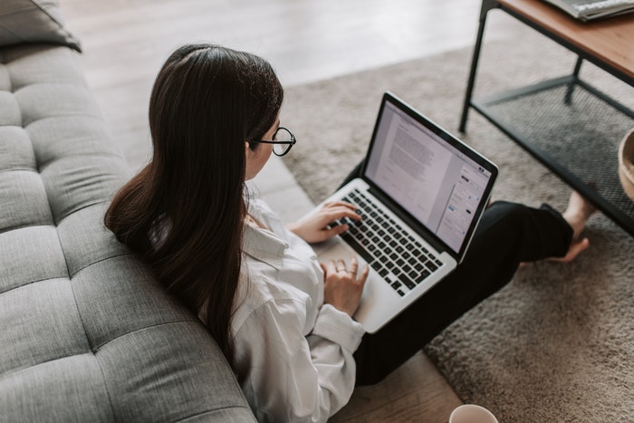 Chica con laptop observando datos en Pagespeed Insights Google Conoce qué es el Pagespeed Insights Google, Que otros datos puedo ver?