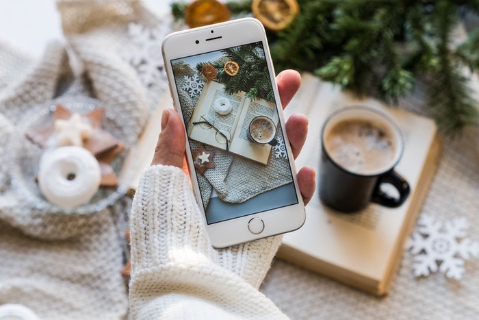 Smartphone tomando fotografía vintange TRUCOS PARA CONSEGUIR MÁS SEGUIDORES EN INSTAGRAM, Sube fotos interesantes y con tu estilo