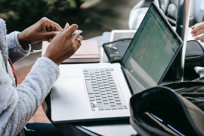 Chica tomando nota en macbook Briefing, ¿Cómo se hace un briefing de marketing?
