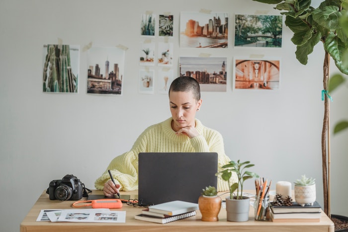 Chica analizando su web en macbook 7 trucos que te ayudarán a aumentar tus conversiones web