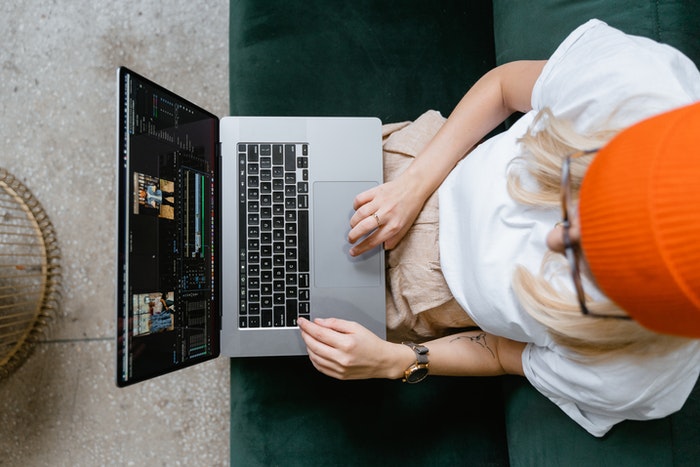 Chica creando una landing page en macbook 7 trucos que te ayudarán a aumentar tus conversiones web