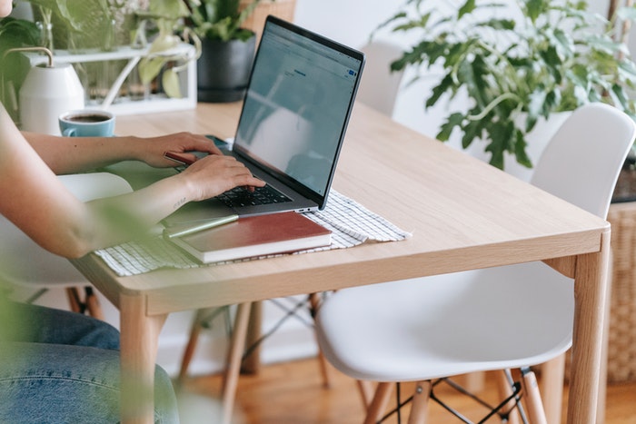 Chica escribiendo algo en macbook 7 trucos que te ayudarán a aumentar tus conversiones web