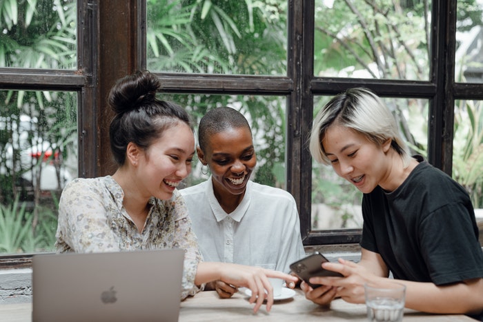 Chicas observando web en iphone 7 trucos que te ayudarán a aumentar tus conversiones web