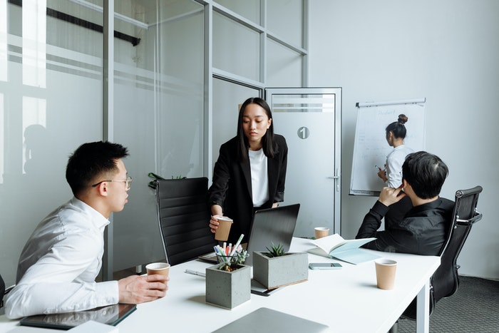 Equipo de trabajo investigando en oficina Los 4 pasos de oro que te ayudarán a elaborar un plan de marketing digital, paso nro 2
