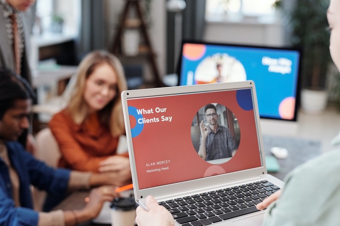 Chico creando campaña en laptop Errores más comunes que puedes cometer al segmentar un mercado objetivo, Hacer tus campañas con información imprecisa