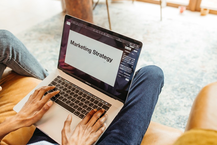 Chico creando estrategia de marketing en macbook Errores más comunes que puedes cometer al segmentar un mercado objetivo, Llevar a cabo estrategias digitales con poca información
