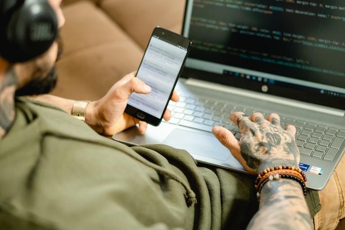 Chico respaldando datos en laptop Errores más comunes que puedes cometer al segmentar un mercado objetivo, No respaldar los datos al segmentar un mercado
