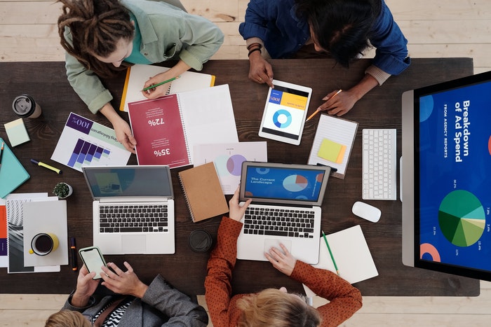 Equipo de trabajo viendo estadísticas Errores más comunes que puedes cometer al segmentar un mercado objetivo, No segmentar de acuerdo a los objetivos comerciales de tu marca