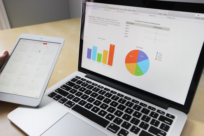Laptop con estadísticas Errores más comunes que puedes cometer al segmentar un mercado objetivo, ¿Por qué es esencial definir y segmentar un mercado objetivo?