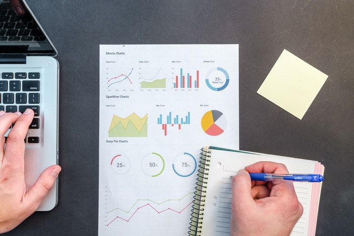 Persona anotando en agenda 6 Reglas de oro para elaborar un storytelling, Conoce a tu público