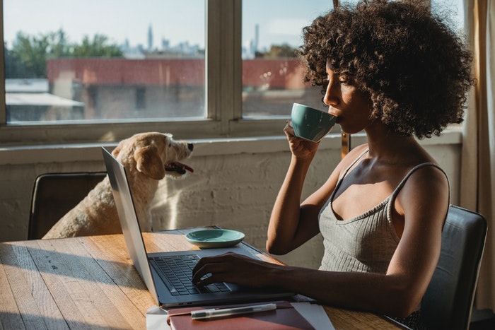 Chica tomando café frente a macbook 6 Reglas de oro para elaborar un storytelling, Decide el tipo de historia que vas a narrar