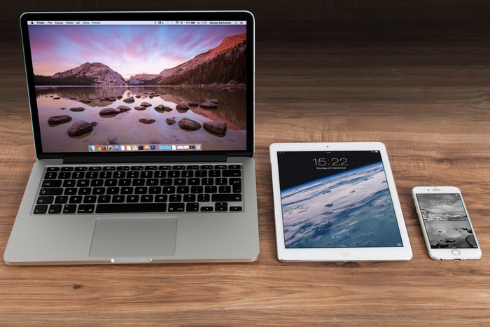 Iphone, macbook y ipad sobre mesa 6 Reglas de oro para elaborar un storytelling, Escoge el medio por donde vas a transmitir tus historias o mensajes