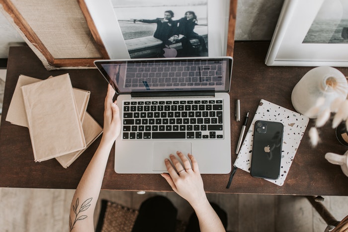 Chica escribiendo en macbook 6 Reglas de oro para elaborar un storytelling, pasos que convertirán tu storytelling en un texto súper exitoso