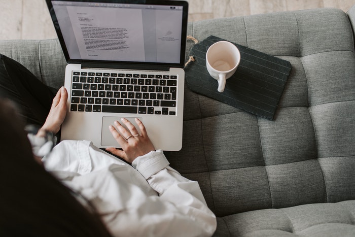 Mujer creando un storytelling 6 Reglas de oro para elaborar un storytelling, ¿Qué es lo que hace que un storytelling sea bueno?