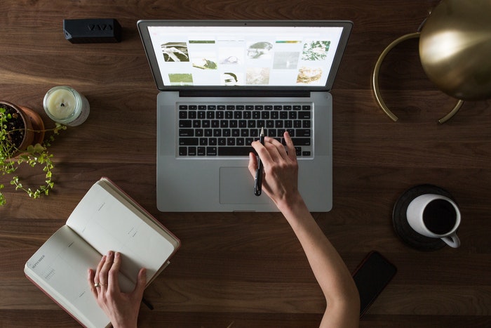 Chica con macbook 5 Tips para aumentar tus ventas en temporada baja, Tip 3: Adapta tu sitio web