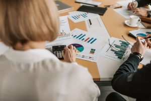 Personas conociendo su mercado objetivo