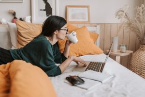 Chica aprendiendo a crear su propio blog empresarial