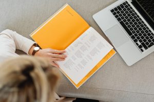 Mujer añadiendo palabras claves negativas en su ROAS