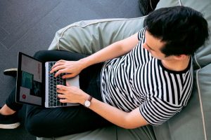 Hombre optimizando las landings pages de su ecommerce