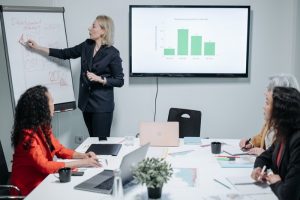 Mujer explicando cómo incrementar el ROAS de una empresa