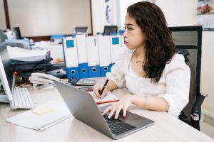 Mujer ajustando sus ofertas para mejorar el ROAS de su empresa